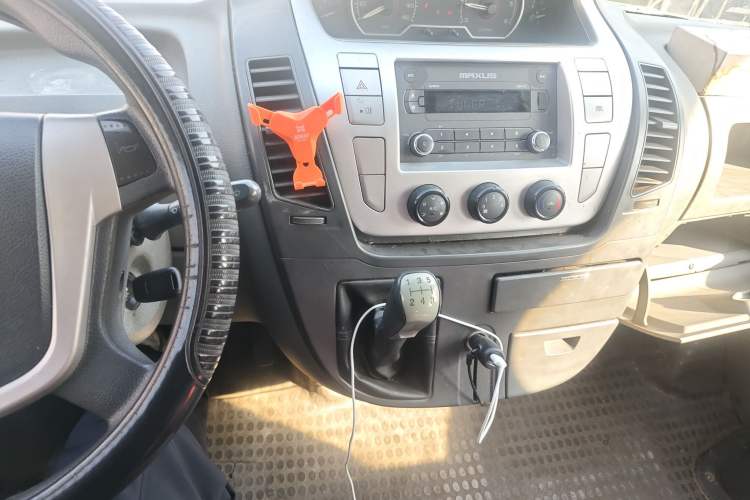 Used SAIC MAXUS Xintu V80 2017 2.5T 6-Speed Manual Aoyuntong National V Short Wheelbase Mid-Height 5/6/10-Seater Audio And AC Panel