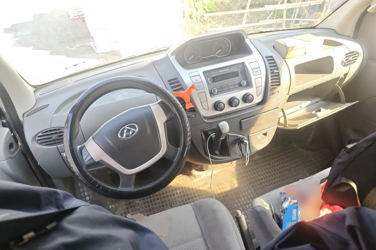 Used SAIC MAXUS Xintu V80 2017 2.5T 6-Speed Manual Aoyuntong National V Short Wheelbase Mid-Height 5/6/10-Seater Center Console