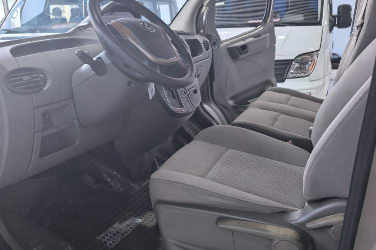 Used SAIC MAXUS Xintu V80 2017 2.5T AMT Aoyuntong National V Short Wheelbase Mid-Roof 5/6/10-Seater Exterior 8
