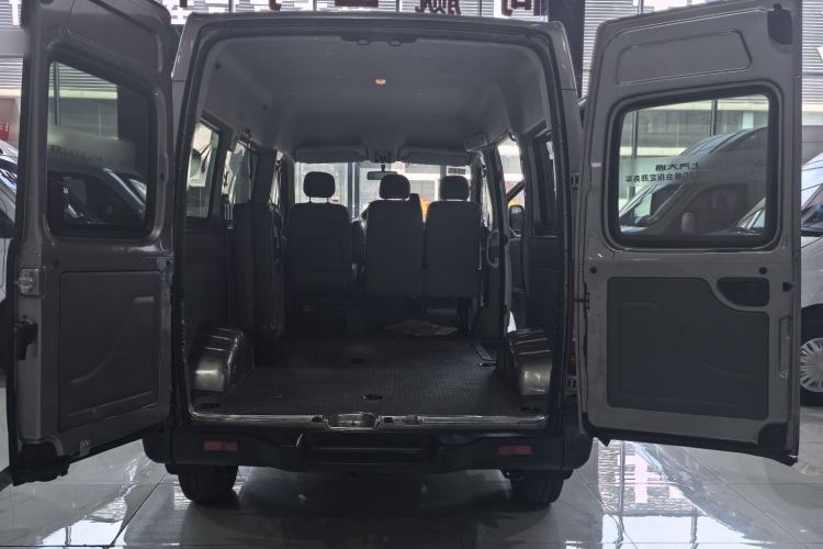 Used SAIC MAXUS Xintu V80 2017 2.5T AMT Aoyuntong National V Short Wheelbase Mid-Roof 5/6/10-Seater Exterior 9