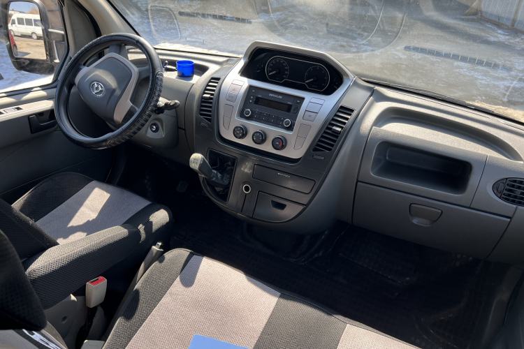 Used SAIC MAXUS Xintu V80 2017 2.5T 6-Speed Manual Aoyuntong National V Short Wheelbase Mid-Height 5/6/10-Seater Exterior 9