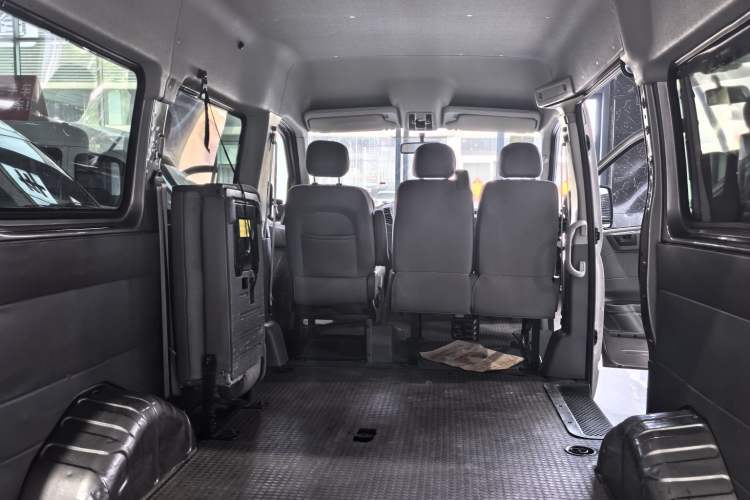 Used SAIC MAXUS Xintu V80 2017 2.5T AMT Aoyuntong National V Short Wheelbase Mid-Roof 5/6/10-Seater Interior 1