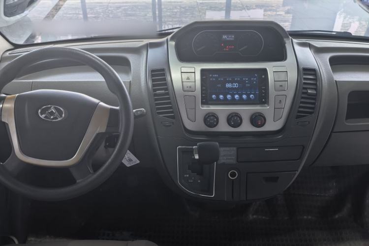 Used SAIC MAXUS Xintu V80 2017 2.5T AMT Aoyuntong National V Short Wheelbase Mid-Roof 5/6/10-Seater Interior 2