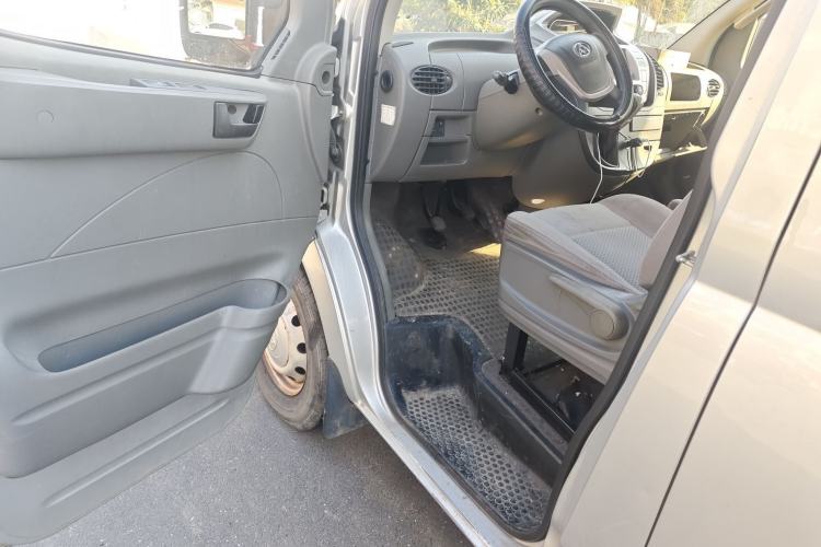 Used SAIC MAXUS Xintu V80 2017 2.5T 6-Speed Manual Aoyuntong National V Short Wheelbase Mid-Height 5/6/10-Seater Interior 3