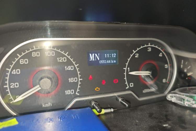 Used SAIC MAXUS Xintu V80 2017 2.5T AMT Aoyuntong National V Short Wheelbase Mid-Roof 5/6/10-Seater Odometer Close Up