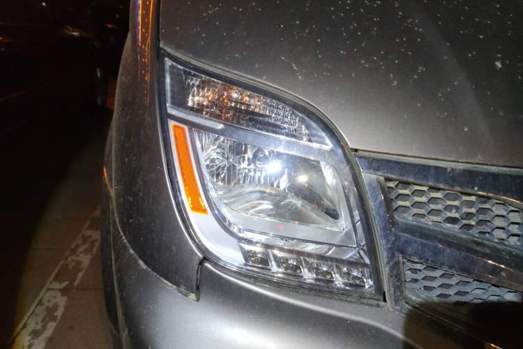 Used SAIC MAXUS Xintu V80  Right Front Headlight