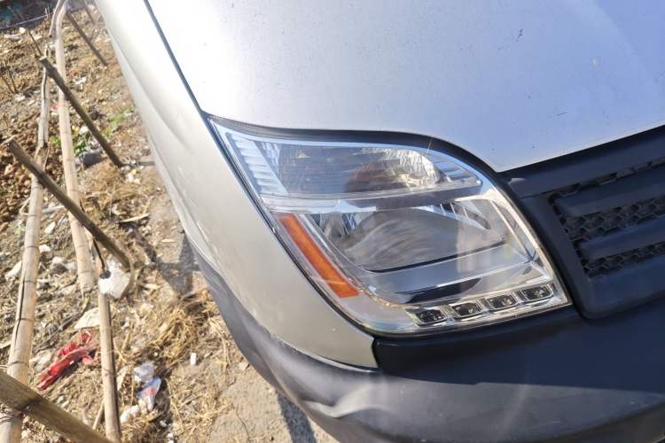 Used SAIC MAXUS Xintu V80 2017 2.5T 6-Speed Manual Aoyuntong National V Short Wheelbase Mid-Height 5/6/10-Seater Right Front Headlight