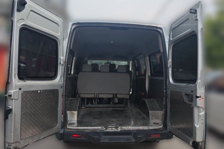 Used SAIC MAXUS Xintu V80 2017 2.5T 5-Speed Manual Aoyuntong National V Short Wheelbase Mid-Roof 5/6/10-Seater Trunk