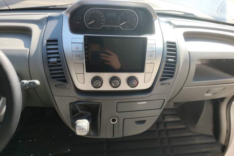 Used SAIC MAXUS Xintu V80 2017 2.5T 6-Speed Manual Aoyuntong National V Short Wheelbase Mid-Height 5/6/10-Seater Audio And AC Panel