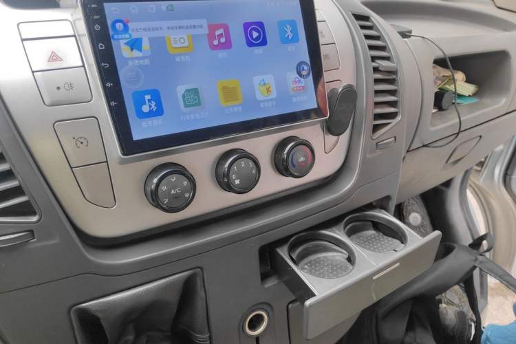 Used SAIC MAXUS Xintu V80 2017 2.5T 5-Speed Manual Aoyuntong National IV Short Wheelbase Ultra-Low Roof 5/6/10-Seater Audio And AC Panel