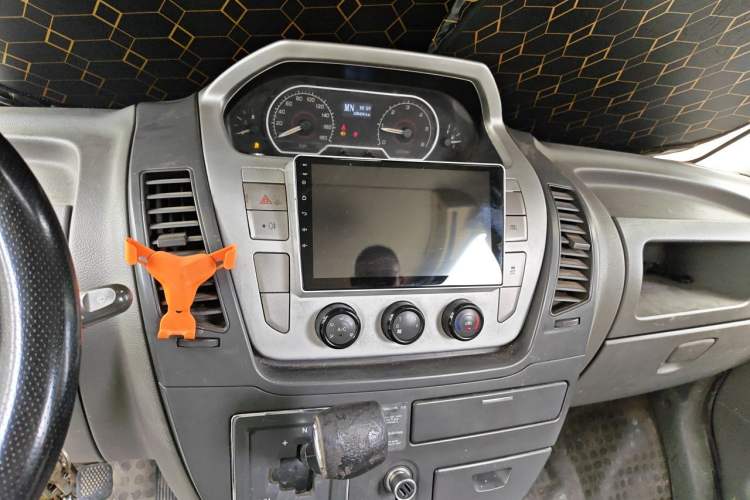 Used SAIC MAXUS Xintu V80 2017 2.5T AMT Aoyuntong National V Long Wheelbase Mid-Roof Design 6–10 Seats Audio And AC Panel
