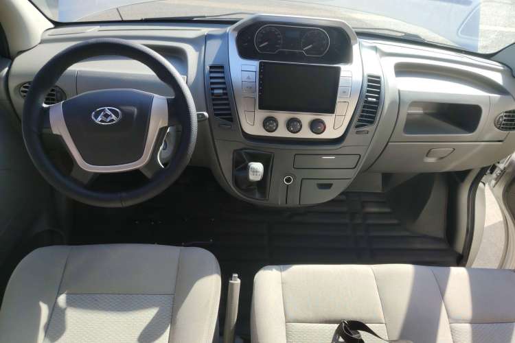 Used SAIC MAXUS Xintu V80 2017 2.5T 6-Speed Manual Aoyuntong National V Short Wheelbase Mid-Height 5/6/10-Seater Center Console