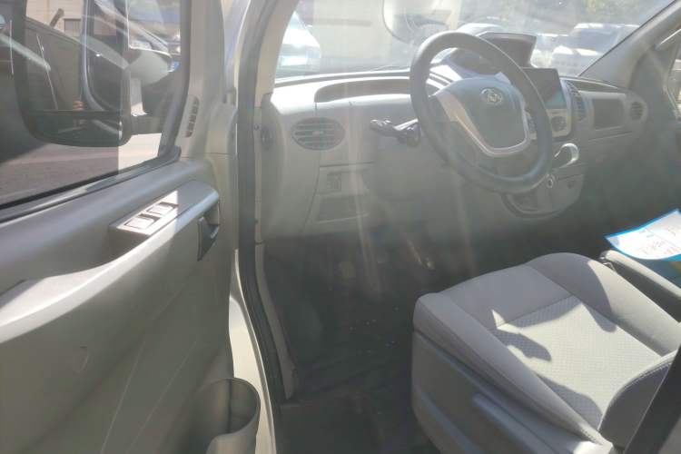 Used SAIC MAXUS Xintu V80 2017 2.5T 6-Speed Manual Aoyuntong National V Short Wheelbase Mid-Height 5/6/10-Seater Driver Seat
