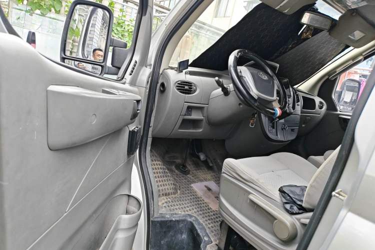 Used SAIC MAXUS Xintu V80 2017 2.5T AMT Aoyuntong National V Long Wheelbase Mid-Roof Design 6–10 Seats Driver Seat