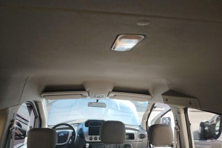 Used SAIC MAXUS Xintu V80 2017 2.5T 6-Speed Manual Aoyuntong National V Short Wheelbase Mid-Height 5/6/10-Seater Headliner
