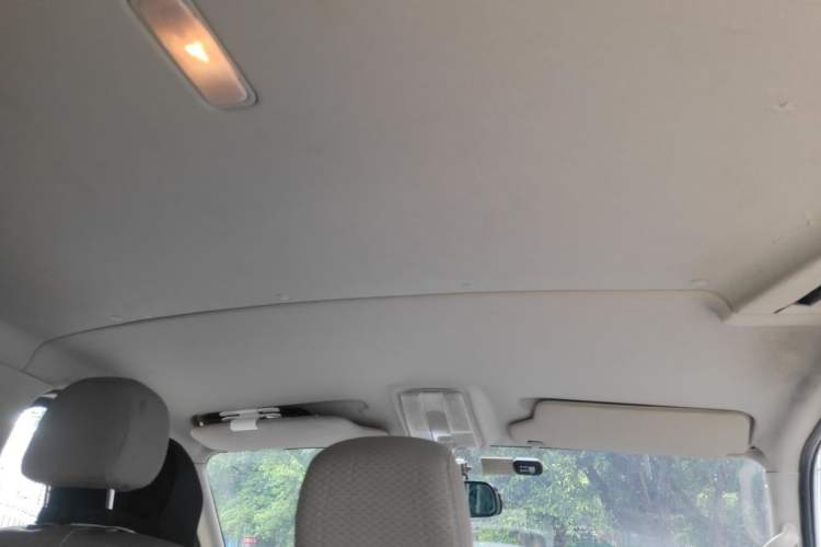 Used SAIC MAXUS Xintu V80 2017 2.5T 5-Speed Manual Aoyuntong National IV Short Wheelbase Ultra-Low Roof 5/6/10-Seater Headliner
