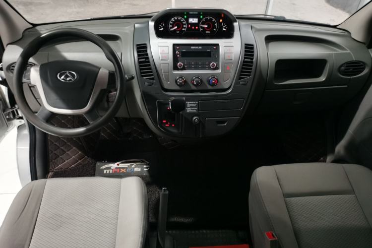 Used SAIC MAXUS Xintu V80 2017 2.5T AMT Aoyuntong China V Standard Long Wheelbase High Roof – 6 to 10 Seats Interior 2