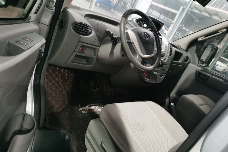 Used SAIC MAXUS Xintu V80 2017 2.5T AMT Aoyuntong China V Standard Long Wheelbase High Roof – 6 to 10 Seats Interior 3