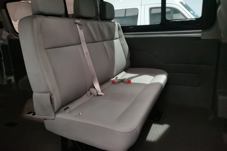 Used SAIC MAXUS Xintu V80 2017 2.5T AMT Aoyuntong China V Standard Long Wheelbase High Roof – 6 to 10 Seats Interior 4
