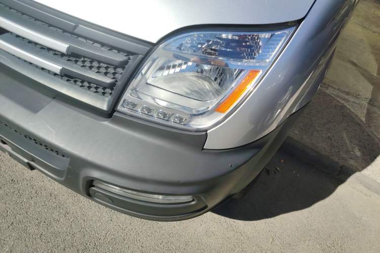 Used SAIC MAXUS Xintu V80 2017 2.5T 6-Speed Manual Aoyuntong National V Short Wheelbase Mid-Height 5/6/10-Seater Left Front Headlight