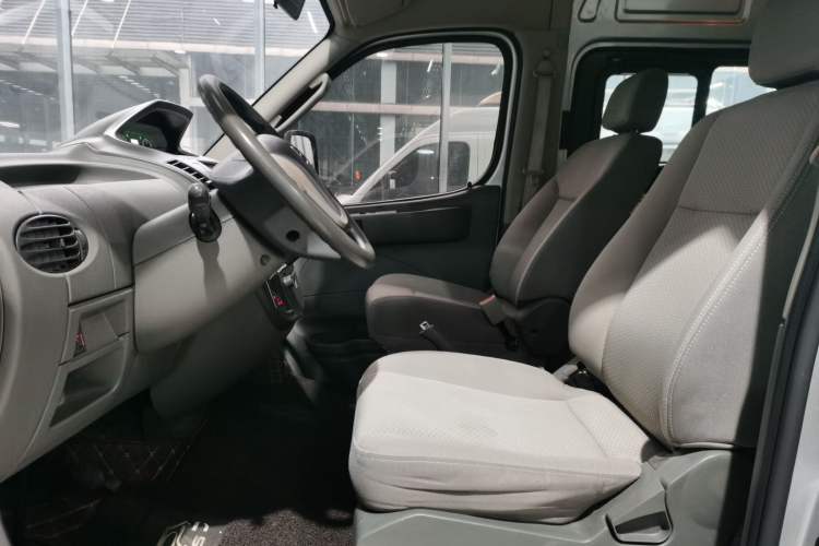Used SAIC MAXUS Xintu V80 2017 2.5T AMT Aoyuntong China V Standard Long Wheelbase High Roof – 6 to 10 Seats Left Front Seat