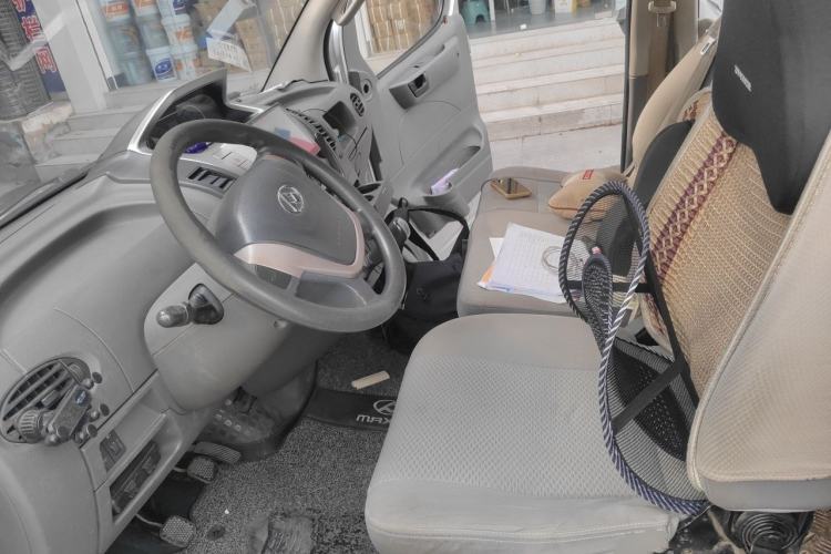Used SAIC MAXUS Xintu V80 2017 2.5T 5-Speed Manual Aoyuntong National IV Short Wheelbase Ultra-Low Roof 5/6/10-Seater Left Front Seat
