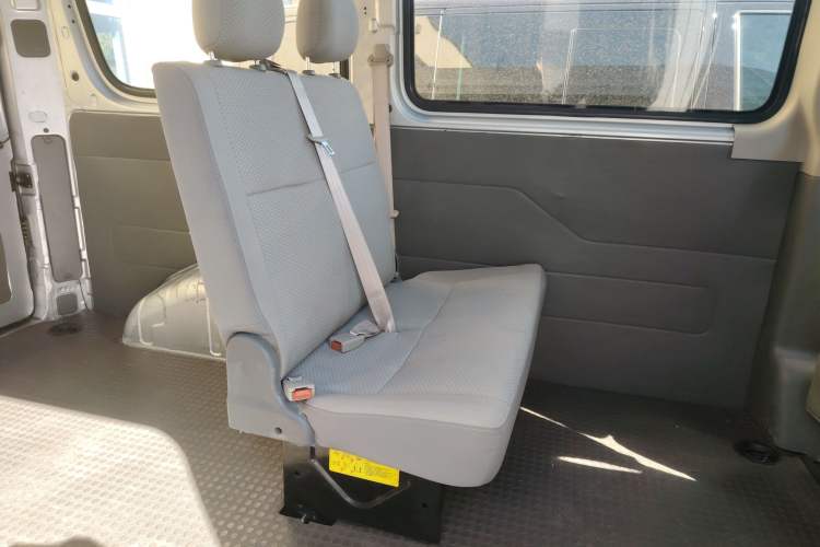 Used SAIC MAXUS Xintu V80 2017 2.5T 6-Speed Manual Aoyuntong National V Short Wheelbase Mid-Height 5/6/10-Seater Left Rear Seat