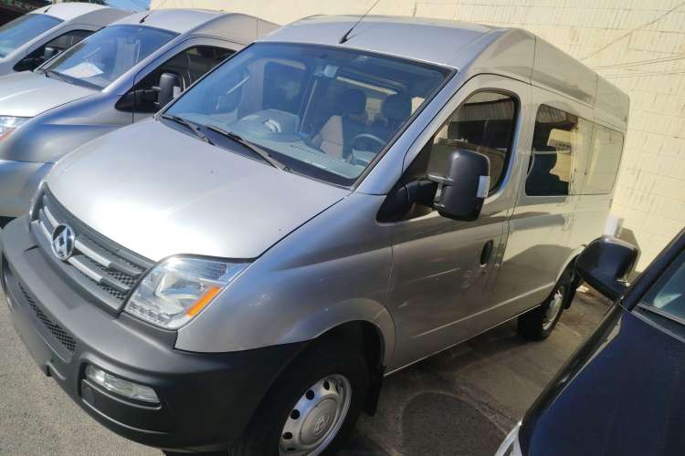 Used SAIC MAXUS Xintu V80 2017 2.5T 6-Speed Manual Aoyuntong National V Short Wheelbase Mid-Height 5/6/10-Seater Left Side