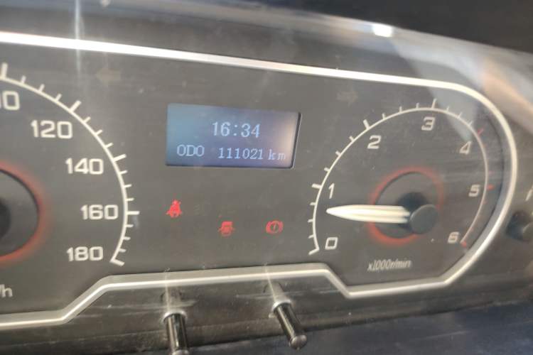 Used SAIC MAXUS Xintu V80 2017 2.5T 6-Speed Manual Aoyuntong National V Short Wheelbase Mid-Height 5/6/10-Seater Odometer Close Up