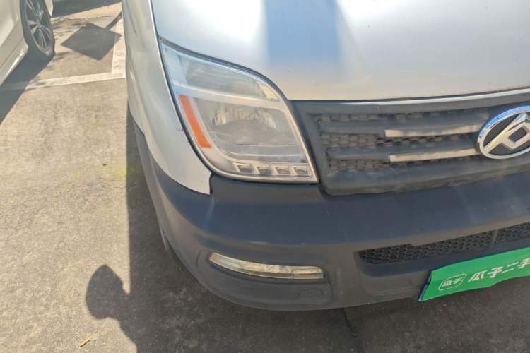 Used SAIC MAXUS Xintu V80 2017 2.5T AMT Aoyuntong China IV Short Wheelbase Mid-Roof 5/6/10-Seater Right Front Headlight
