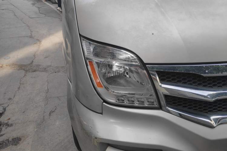 Used SAIC MAXUS Xintu V80 2017 2.5T 5-Speed Manual Aoyuntong National IV Short Wheelbase Ultra-Low Roof 5/6/10-Seater Right Front Headlight