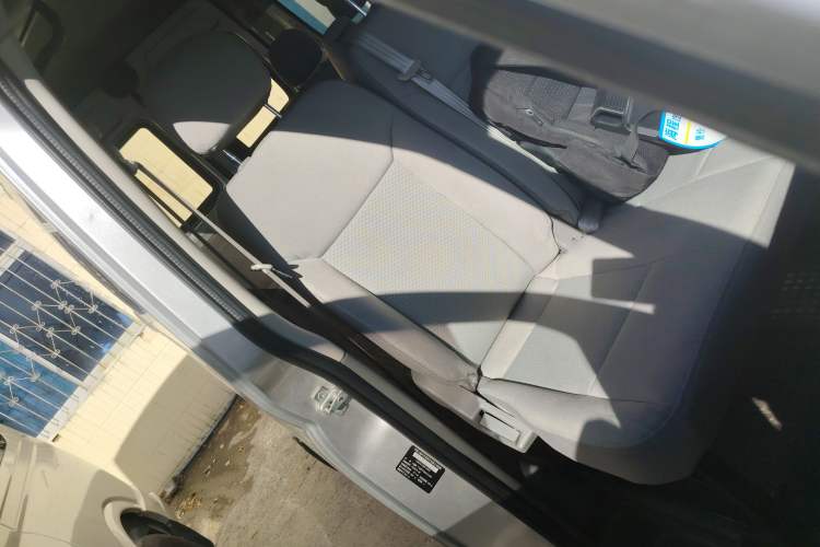 Used SAIC MAXUS Xintu V80 2017 2.5T 6-Speed Manual Aoyuntong National V Short Wheelbase Mid-Height 5/6/10-Seater Right Front Seat