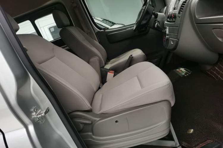 Used SAIC MAXUS Xintu V80 2017 2.5T AMT Aoyuntong China V Standard Long Wheelbase High Roof – 6 to 10 Seats Right Front Seat
