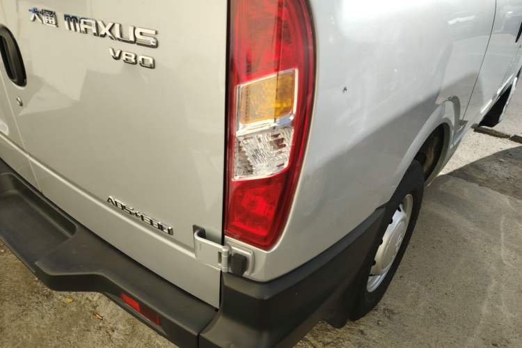 Used SAIC MAXUS Xintu V80 2017 2.5T 6-Speed Manual Aoyuntong National V Short Wheelbase Mid-Height 5/6/10-Seater Right Rear Taillight