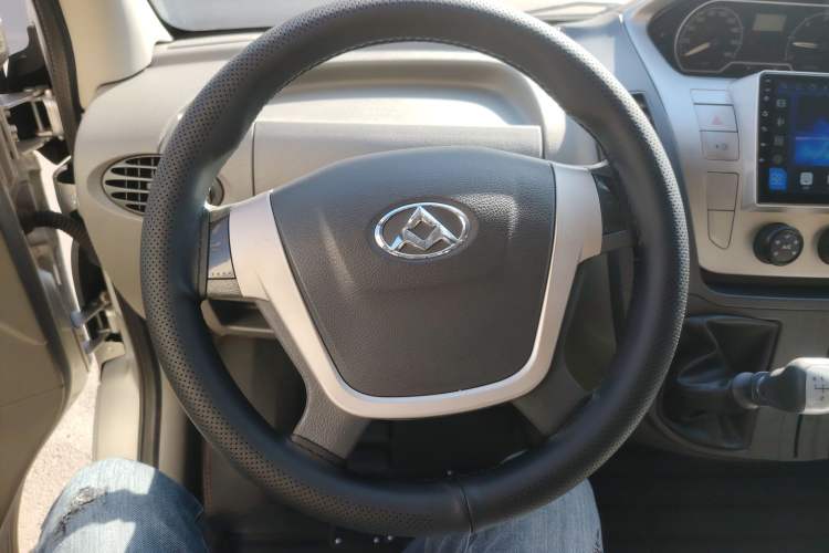 Used SAIC MAXUS Xintu V80 2017 2.5T 6-Speed Manual Aoyuntong National V Short Wheelbase Mid-Height 5/6/10-Seater Steering Wheel