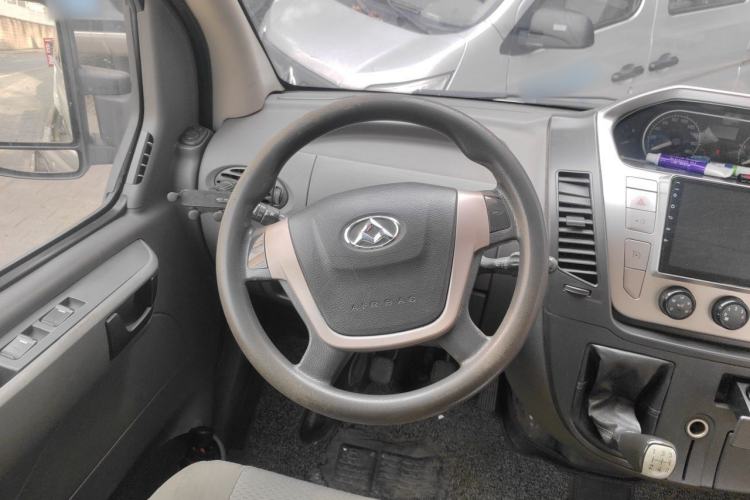 Used SAIC MAXUS Xintu V80 2017 2.5T 5-Speed Manual Aoyuntong National IV Short Wheelbase Ultra-Low Roof 5/6/10-Seater Steering Wheel