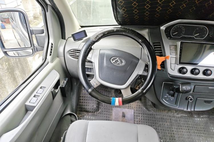 Used SAIC MAXUS Xintu V80 2017 2.5T AMT Aoyuntong National V Long Wheelbase Mid-Roof Design 6–10 Seats Steering Wheel