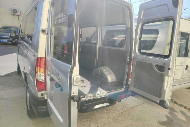 Used SAIC MAXUS Xintu V80 2017 2.5T 6-Speed Manual Aoyuntong National V Short Wheelbase Mid-Height 5/6/10-Seater Trunk
