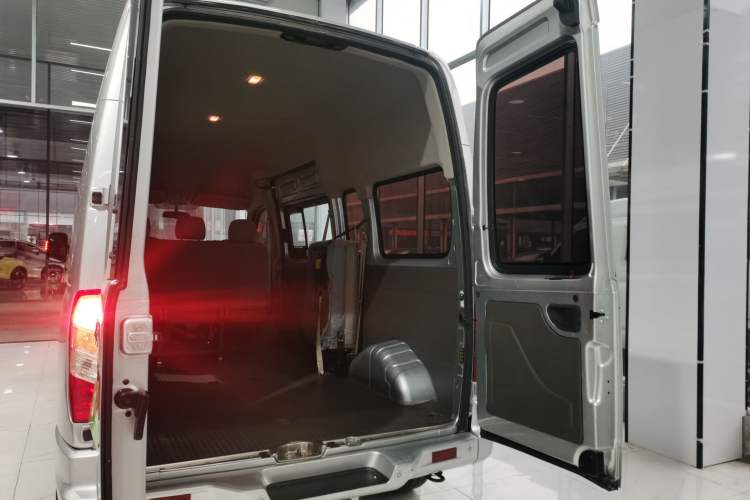 Used SAIC MAXUS Xintu V80 2017 2.5T AMT Aoyuntong China V Standard Long Wheelbase High Roof – 6 to 10 Seats Trunk