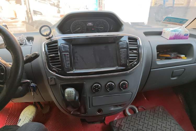 Used SAIC MAXUS Xintu V80 2017 2.5T 6-Speed Manual Aoyuntong National V Standard Short Wheelbase Ultra-Low Roof with 5/6/10 Seats Audio And AC Panel