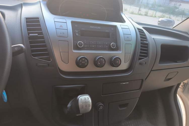 Used SAIC MAXUS Xintu V80 2017 2.5T 5-Speed Manual Aoyuntong National V Short Wheelbase Mid-Roof 5/6/10-Seater Audio And AC Panel