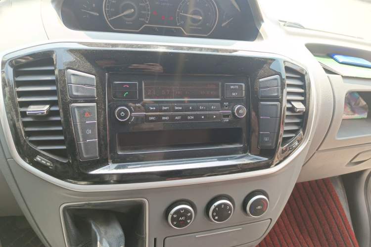 Used SAIC MAXUS Xintu V80 2017 2.5T Manual Shangjie Version China IV Emission Standard Short Wheelbase Mid-Roof 9-Seater Audio And AC Panel