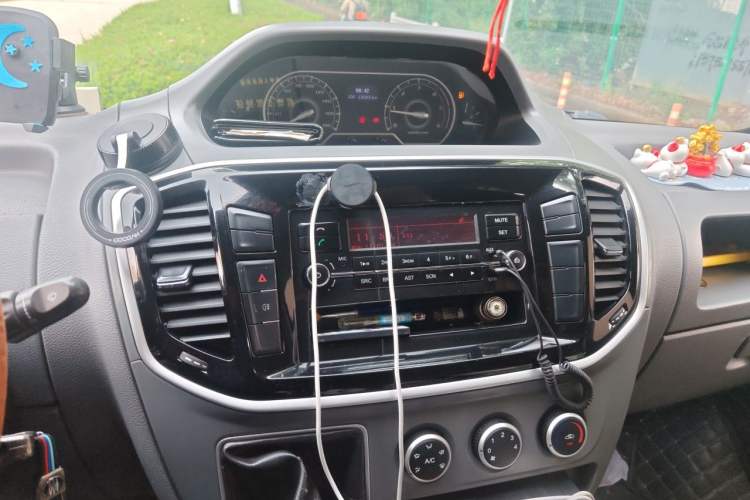 Used SAIC MAXUS Xintu V80 2017 2.5T 6-Speed Manual Aoyuntong National V Short Wheelbase Mid-Height 5/6/10-Seater Audio And AC Panel