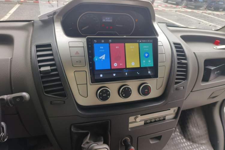 Used SAIC MAXUS Xintu V80 2017 2.5T AMT Zunjie National IV Short Wheelbase Mid-Height 7-Seater Audio And AC Panel