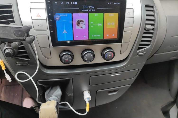 Used SAIC MAXUS Xintu V80 2017 2.5T 6-Speed Manual Aoyuntong National V Standard Short Wheelbase Ultra-Low Roof with 5/6/10 Seats Audio And AC Panel