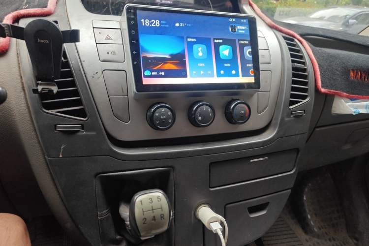 Used SAIC MAXUS Xintu V80 2017 2.5T 5-Speed Manual Aoyuntong National IV Long Wheelbase Mid-Roof 6-10 Seater Audio And AC Panel
