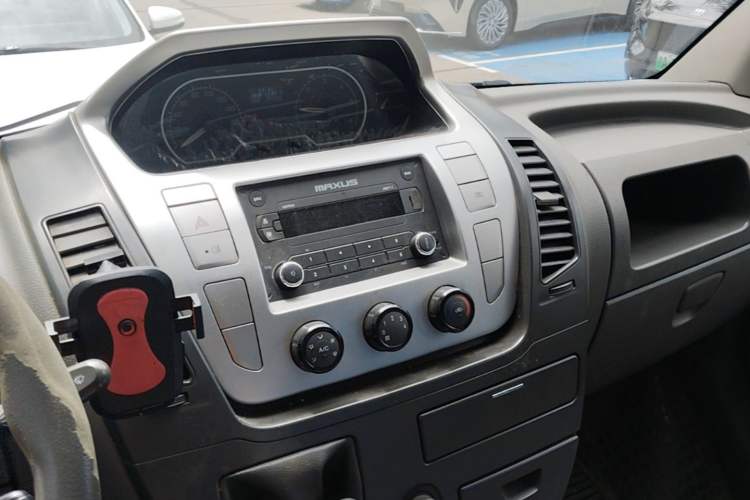 Used SAIC MAXUS Xintu V80 2017 2.5T 5-Speed Manual Aoyuntong China IV Short Wheelbase Mid-Height 5/6/10-Seater Audio And AC Panel