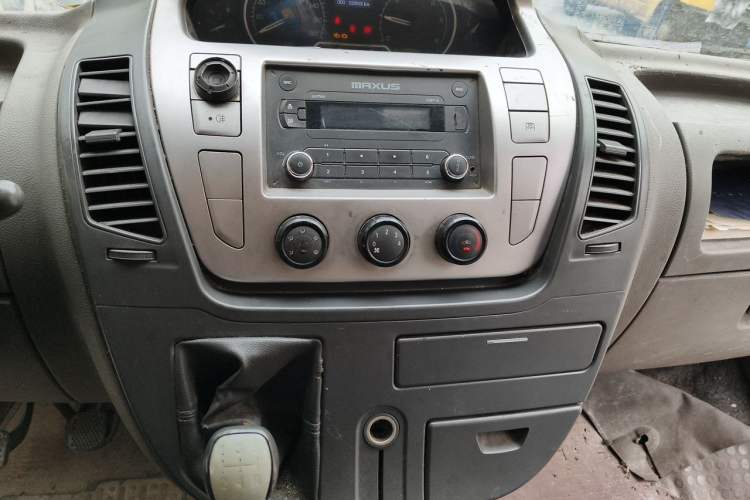 Used SAIC MAXUS Xintu V80 2017 2.5T 5-Speed Manual Aoyuntong National V Short Wheelbase Mid-Roof 5/6/10-Seater Audio And AC Panel