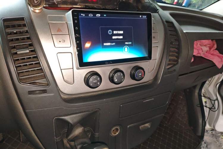 Used SAIC MAXUS Xintu V80 2017 2.5T 5-Speed Manual Aoyuntong National V Short Wheelbase Mid-Roof 5/6/10-Seater Audio And AC Panel