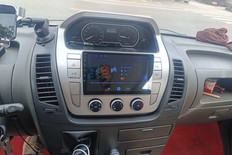 Used SAIC MAXUS Xintu V80 2017 2.5T 5-Speed Manual Aoyuntong National IV Long Wheelbase Mid-Roof 6-10 Seater Audio And AC Panel